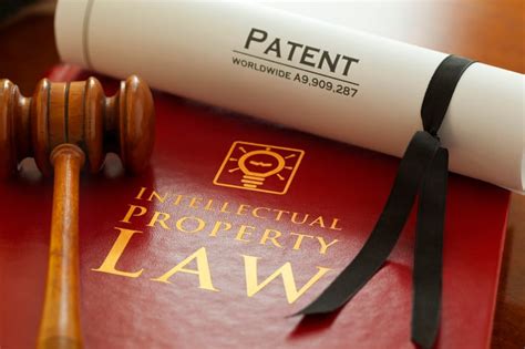 what does a patent lawyer do.